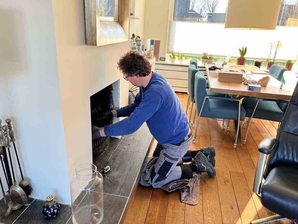 Schouwveger Huizen kleed schoorsteenreiniger Schouwveger Huizen kleed schoorsteenreiniger
